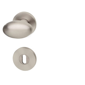Dörrknopp av mässing för innerdörr. Traditionell engelsk dörrknopp i klassisk stil, med dold fastsättning, stoppskruv och spårad pinne. Passar till dörrtjocklek 38-40 mm.