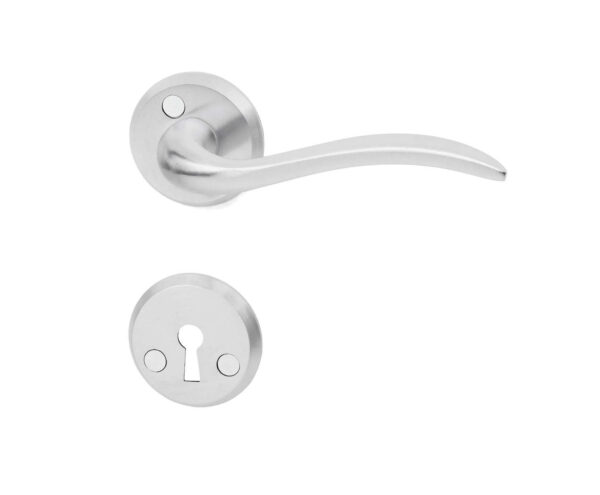 Dörrhandtag av mässing till innerdörr. Smäckert handtag med runda former. Passar till dörrtjocklek 38-42 mm. Utsprång 40 mm.