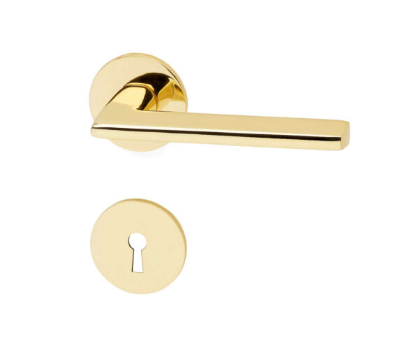 Dörrhandtag av zink/zamak. Stilrent dörrhandtag för innerdörr som passar dörrtjocklek 38-42 mm. Utsprång 60 mm. Handtaget finns även till ytterdörr.