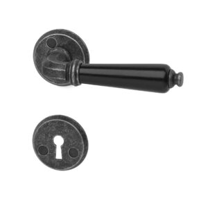 Dörrhandtag och nyckelskylt av mässing, med svart aluminiumgrepp. En traditionell modell som fungerar bra på både gamla och nya dörrar.