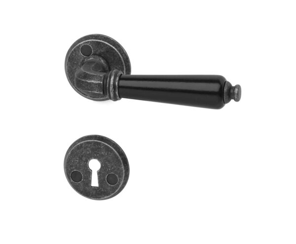 Dörrhandtag och nyckelskylt av mässing, med svart aluminiumgrepp. En traditionell modell som fungerar bra på både gamla och nya dörrar.