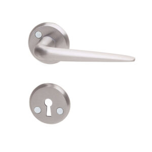 Dörrhandtag borstad aluminium Klassisk modell med mjuka former som passar både på spegeldörrar och på släta dörrar. Passar till dörrtjocklek 38-42 mm. Utsprång 50 mm.