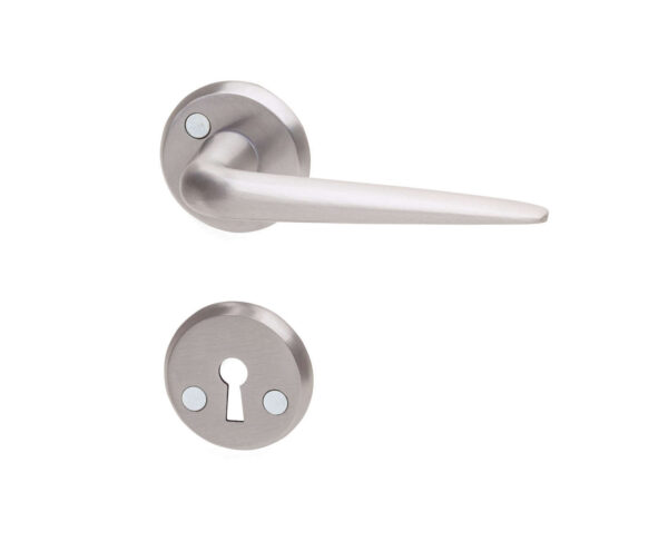 Dörrhandtag borstad aluminium Klassisk modell med mjuka former som passar både på spegeldörrar och på släta dörrar. Passar till dörrtjocklek 38-42 mm. Utsprång 50 mm.