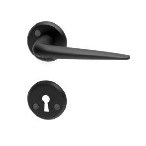 Dörrhandtag av svart aluminium. En klassisk modell med mjuka former som passar bra på både spegeldörrar och släta dörrar. Passar till dörrtjocklek 38-42 mm. Utsprång 50 mm.