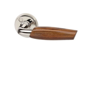 Dörrhandtag av mässing med trägrepp i teak/nickel. Ett klassiskt funkishandtag. Passar till dörrtjocklek 38-42 mm. Utsprång 55 mm.