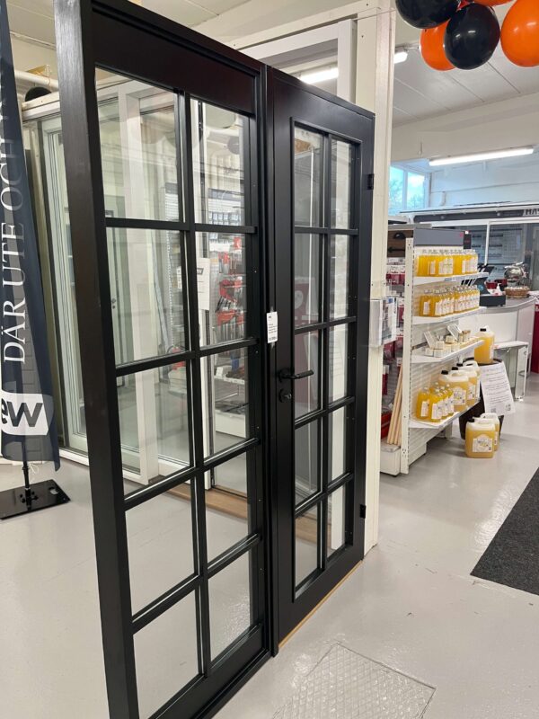 Invändigt glasparti Industriglasparti Glasvägg Industrivägg Glasdörr