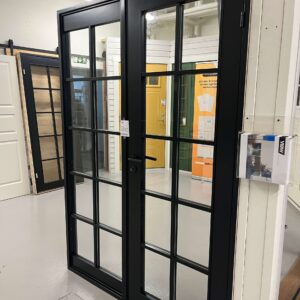 Invändigt glasparti Industriglasparti Glasvägg Industrivägg Glasdörr