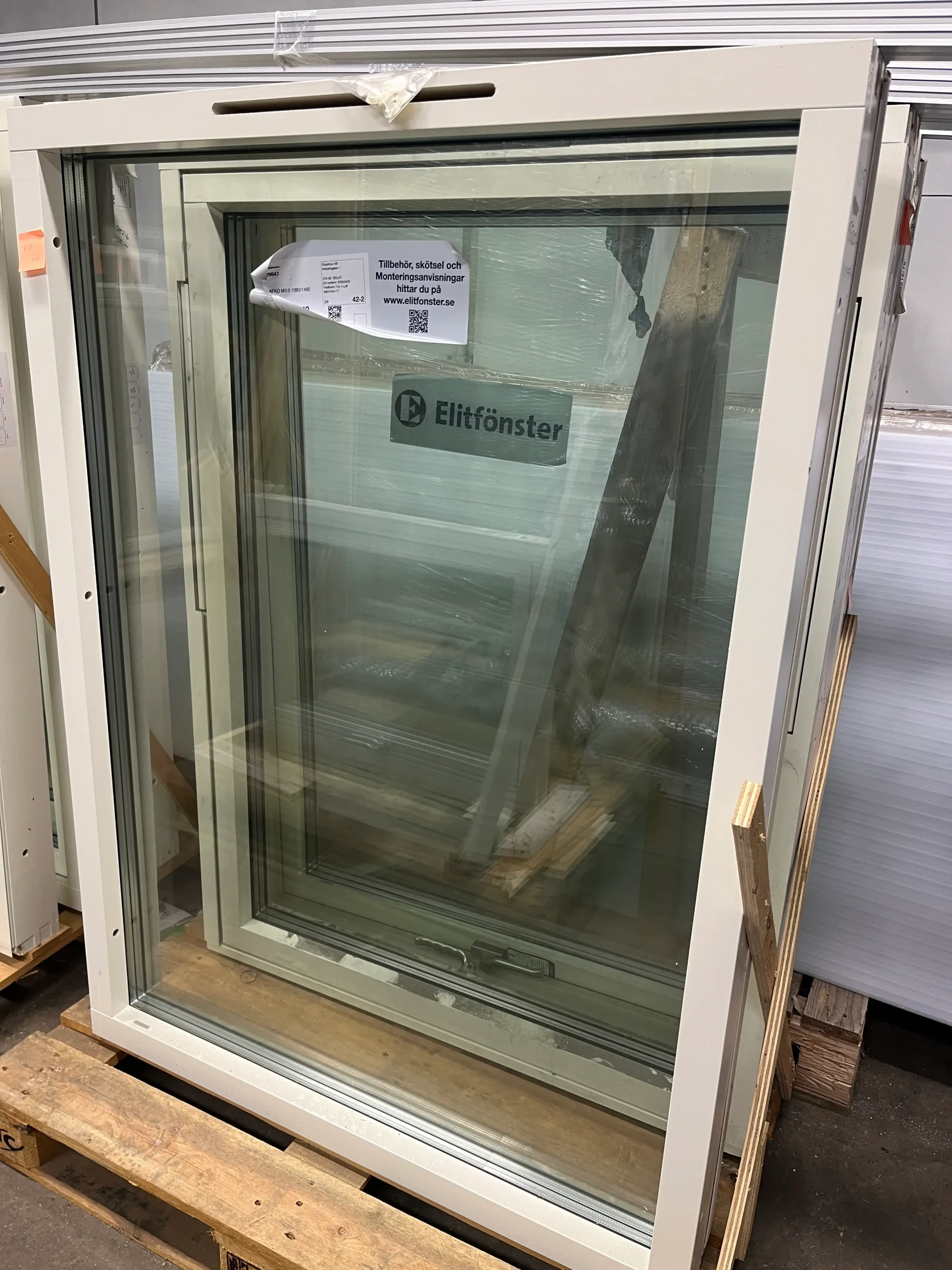 Fast fönster 11x15 ID 85335