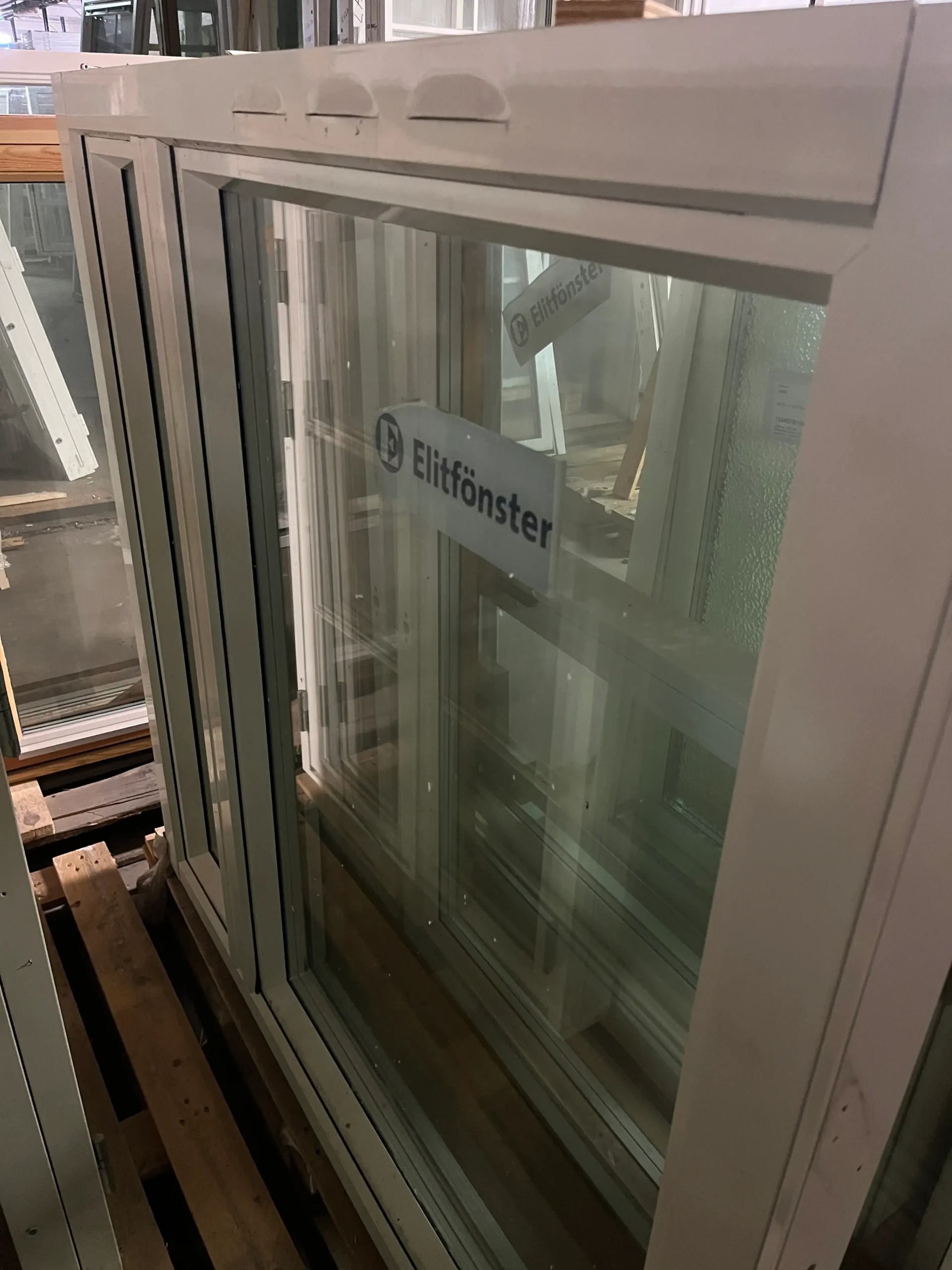 Inåtgående fönster 14x14 ID 85348