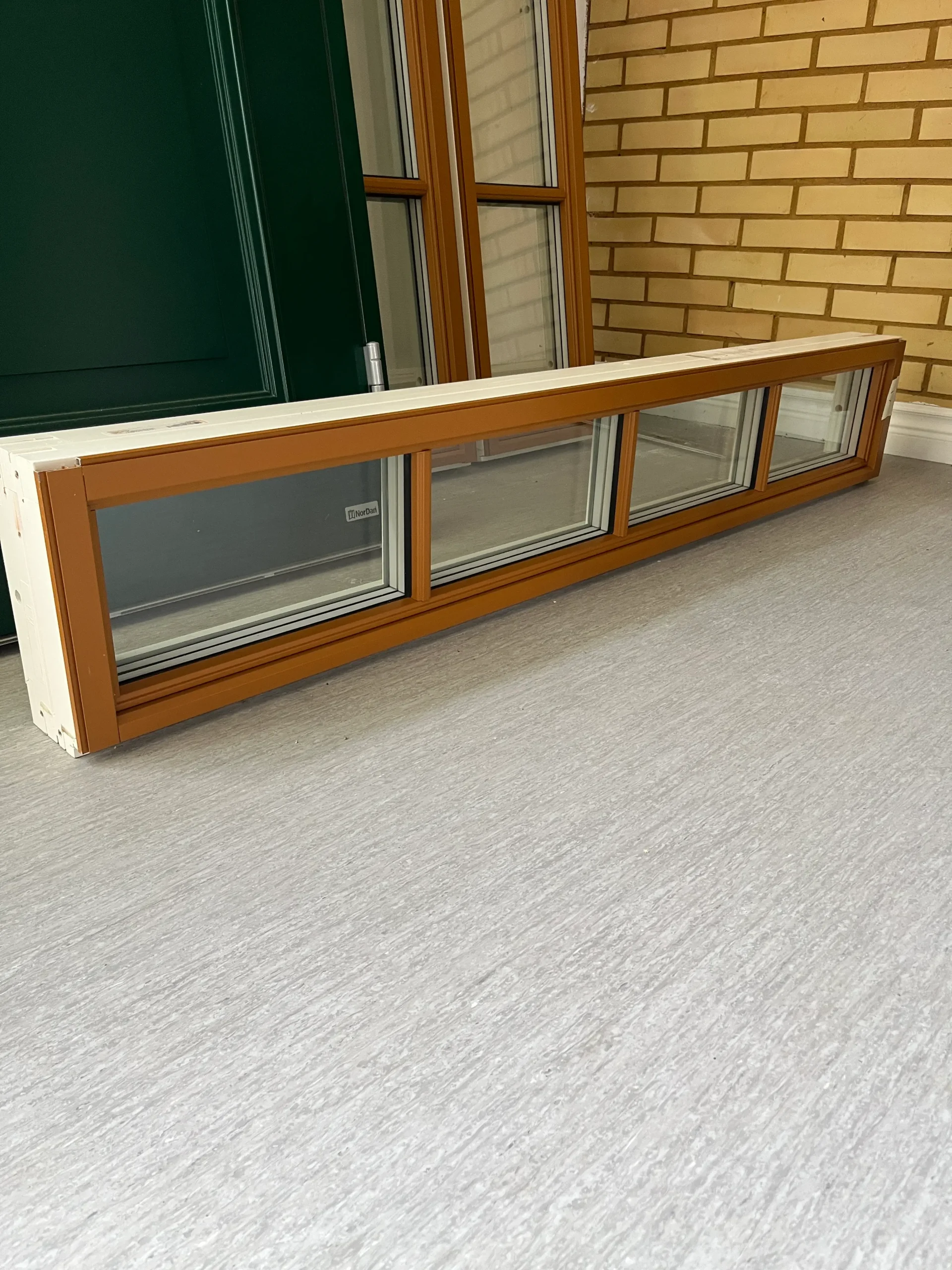 Fast fönster 17x3